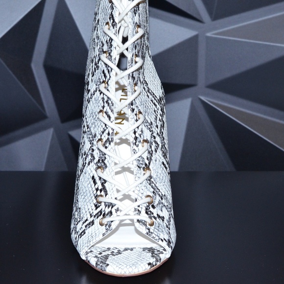 ๐๏ธ Snake Print Heels - Picture 3 of 6